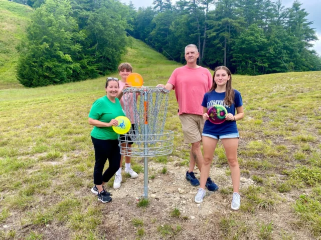 Though we are sad to see another winter to come to an end, warmer weather and grassy trails means Disc Golf season is upon us! Kings Mark, the Mt. Washington Valley's newest outdoor recreational activity, is scheduled to open Saturday, May 10. For more info visit 👉kingpine.com/the-mountain/kings-mark-disc-golf #DiscGolf #OpeningSoon #MountWashingtonValley 😀🌲🥏